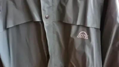 Chaqueta impermeable verde oliva DOITE talla M - miniatura 3