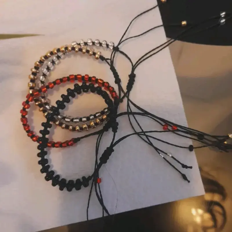 Pulsera artesanal rojo y negro - 2