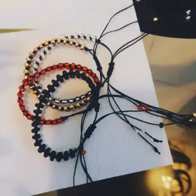 Pulsera artesanal rojo y negro - miniatura 3