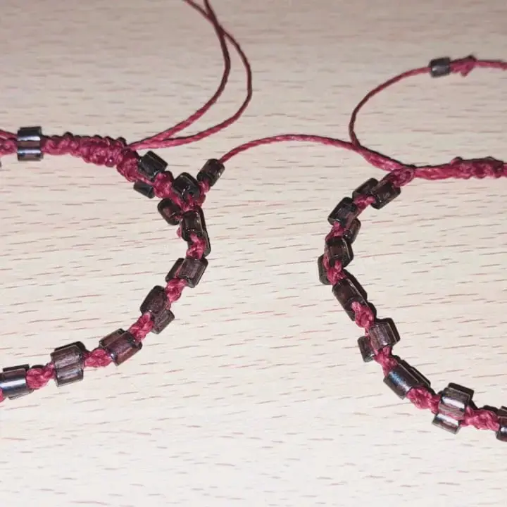 Pulsera artesanal rojo y negro - 4