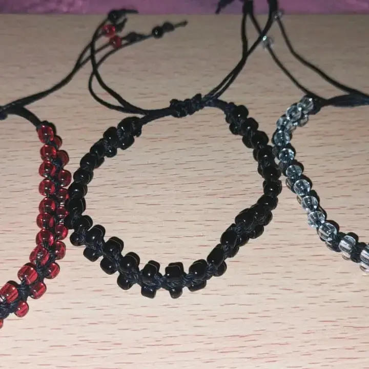 Pulsera artesanal rojo y negro - 5