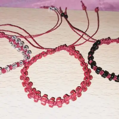 Pulsera artesanal rojo y negro - miniatura 6