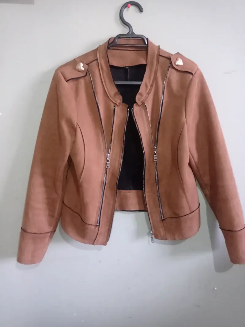 Chaqueta marrón con cremalleras - 1