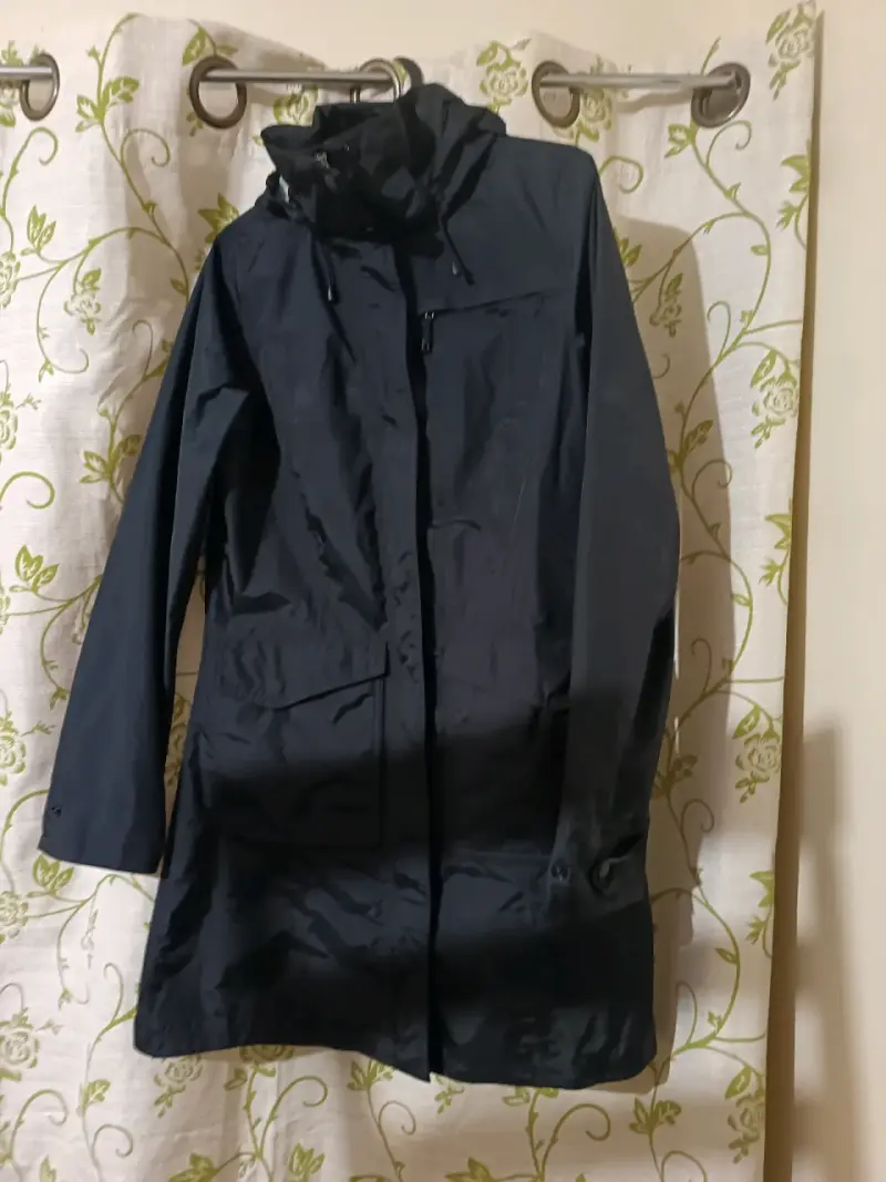 Abrigo impermeable negro - 1