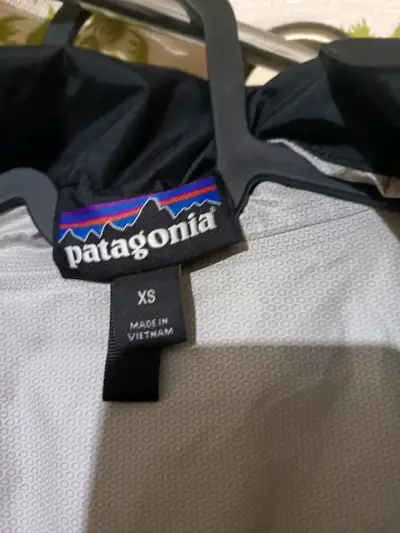 Abrigo impermeable negro - miniatura 2