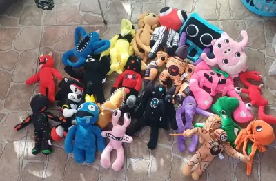 Lote de peluches coloridos - miniatura 1