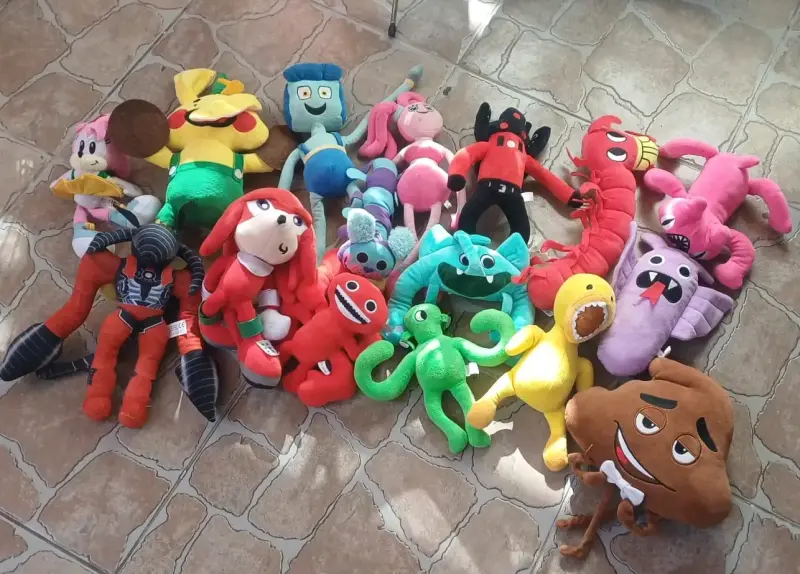 Lote de peluches coloridos - 2