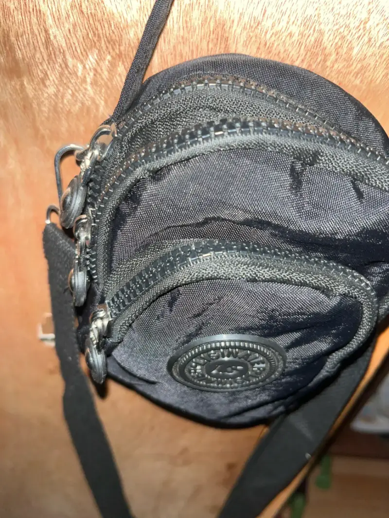 Mini bolso negro con correa unisex - 2