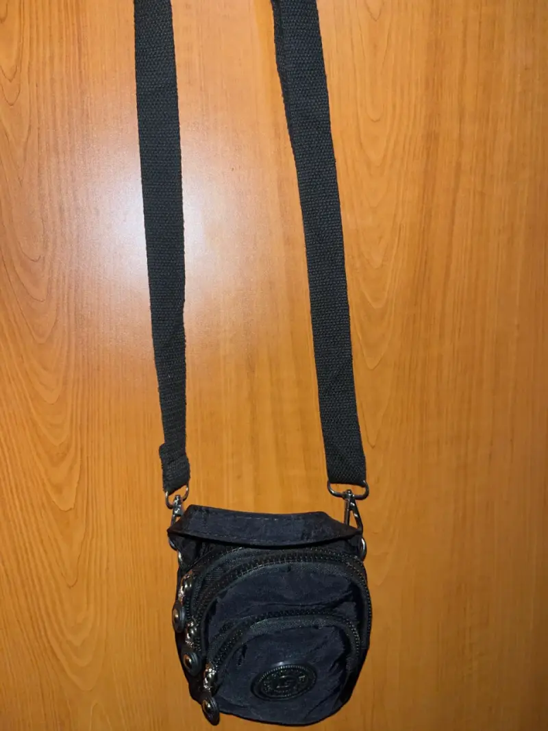 Mini bolso negro con correa unisex - 3