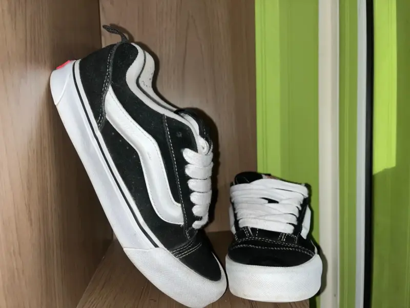 Zapatillas Vans Knu Skool negras con blanco - 1