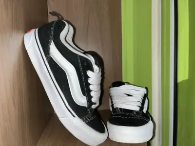 Zapatillas Vans Knu Skool negras con blanco - miniatura 1