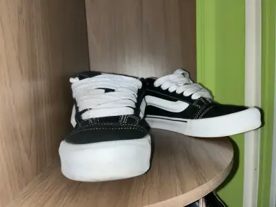 Zapatillas Vans Knu Skool negras con blanco - miniatura 2