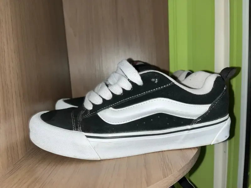Zapatillas Vans Knu Skool negras con blanco - 3