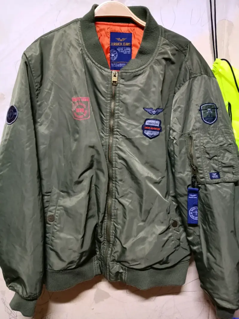 Chaqueta bomber verde con parches