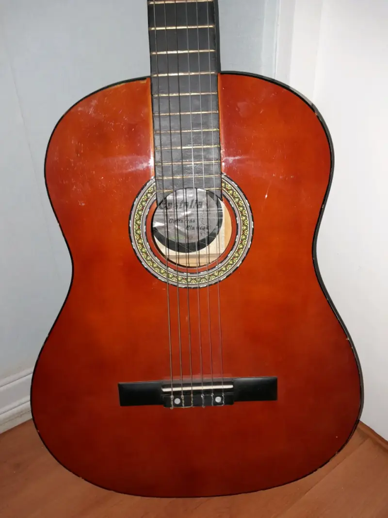 Guitarra clásica de madera - 2