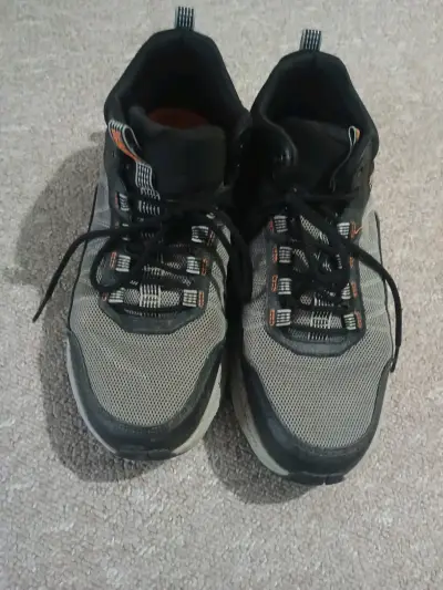 Zapatillas deportivas negras y grises - miniatura 1