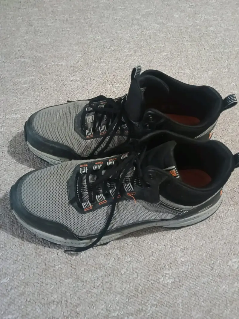 Zapatillas deportivas negras y grises - 2