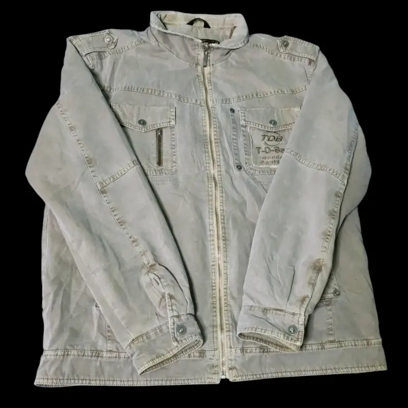 Chaqueta beige con cierre frontal
