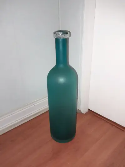 Botella decorativa de vidrio azul - miniatura 1