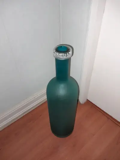 Botella decorativa de vidrio azul - miniatura 2