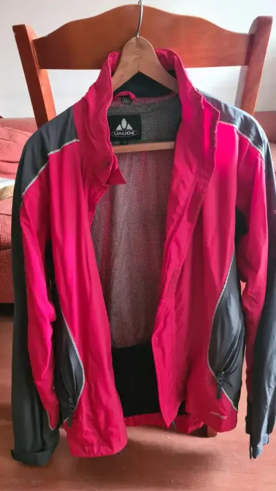 Cortaviento deportivo rojo con gris buen estado - miniatura 1