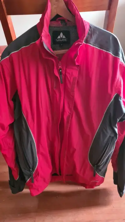 Cortaviento deportivo rojo con gris buen estado - miniatura 2