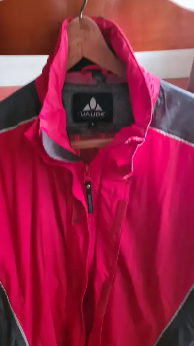 Cortaviento deportivo rojo con gris buen estado - miniatura 3