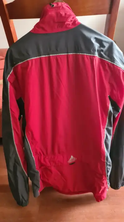 Cortaviento deportivo rojo con gris buen estado - miniatura 4