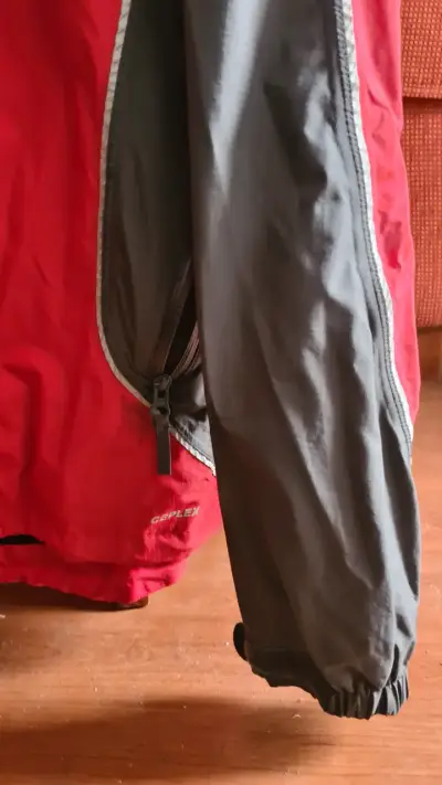 Cortaviento deportivo rojo con gris buen estado - miniatura 5