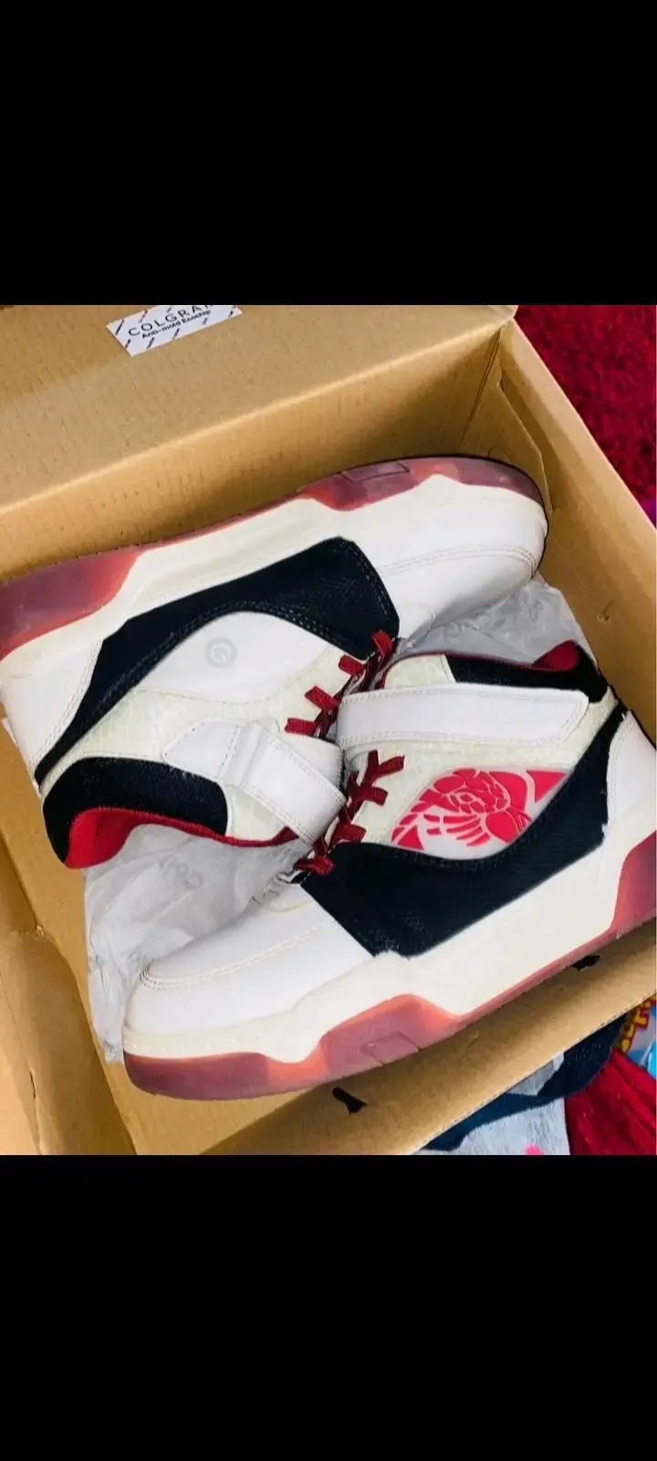 Zapatillas deportivas blancas y rojas