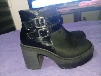 Botines negros con hebillas - miniatura 1