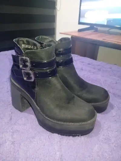 Botines negros con hebillas - miniatura 2
