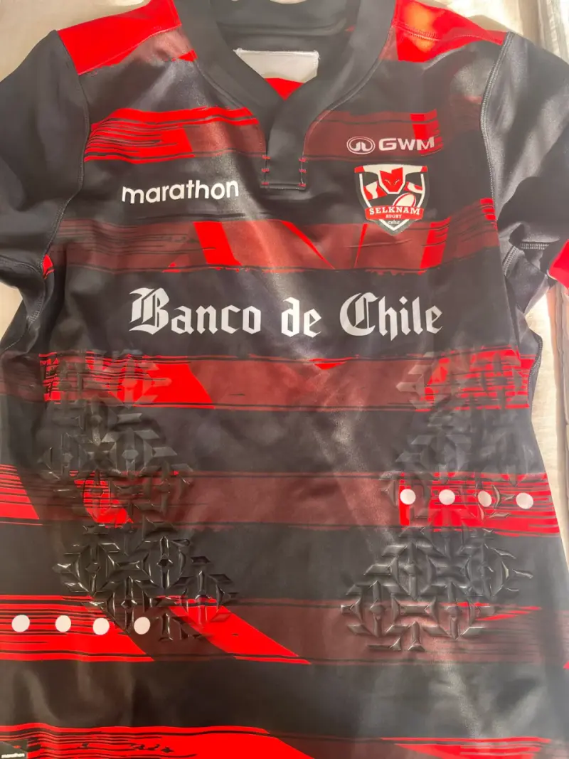 Camiseta rugby Selknam roja y negra - 1