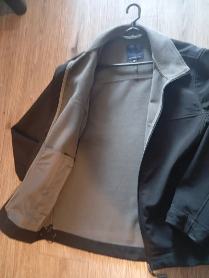 Chaqueta negra con forro claro - 1