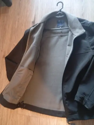 Chaqueta negra con forro claro - miniatura 1