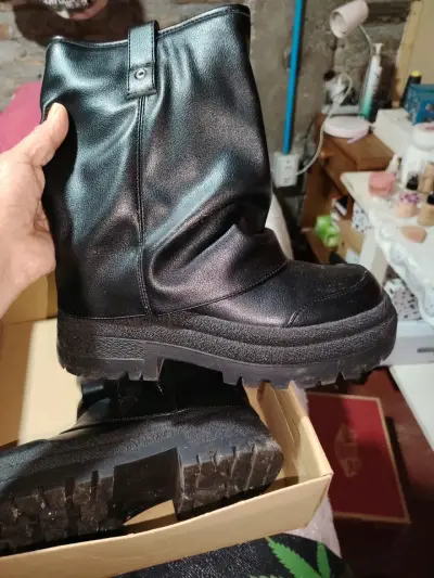 Botas negras con suela gruesa - miniatura 1
