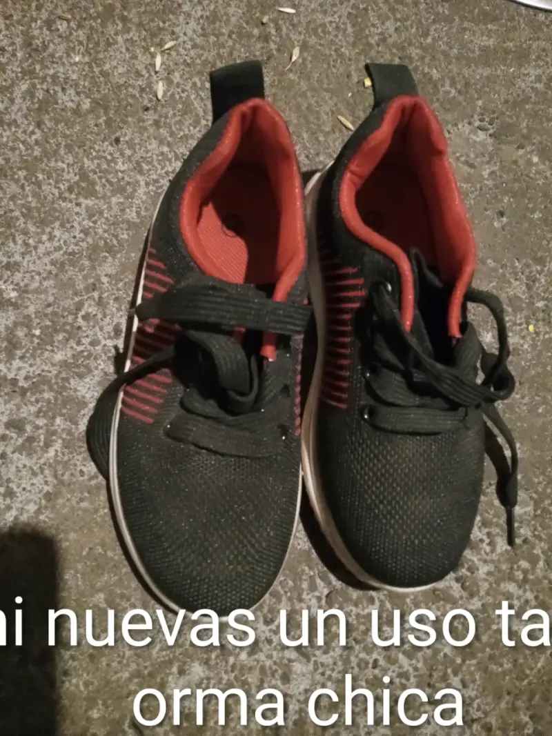 Zapatillas negras con detalles rojos