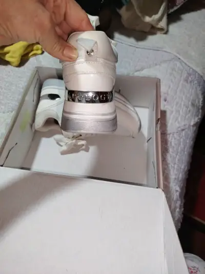 Zapatillas blancas con detalle metálico - miniatura 1