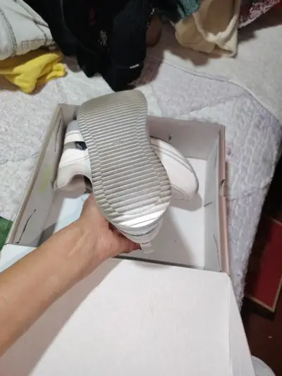 Zapatillas blancas con detalle metálico - miniatura 2