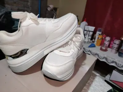 Zapatillas blancas con detalle metálico - miniatura 3