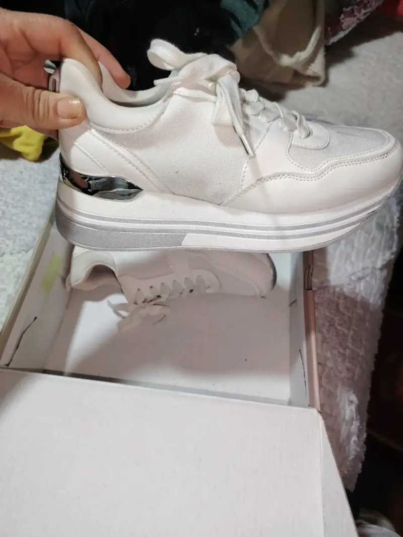 Zapatillas blancas con detalle metálico - 4