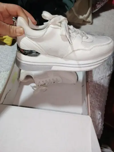 Zapatillas blancas con detalle metálico - miniatura 4