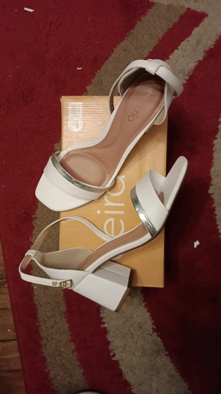 Sandalias blancas con taco ancho