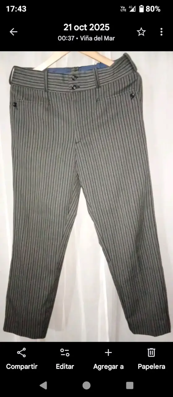 Blazer blanco,pantalón a rayas elegante. - 2