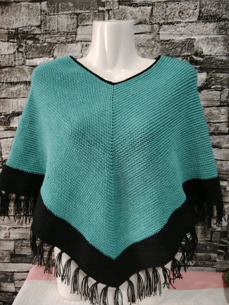 Poncho tejido turquesa y negro