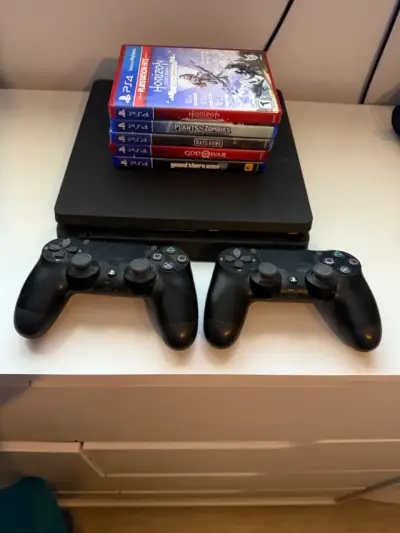 PlayStation 4 con 5 juegos y 2 controles - miniatura 1
