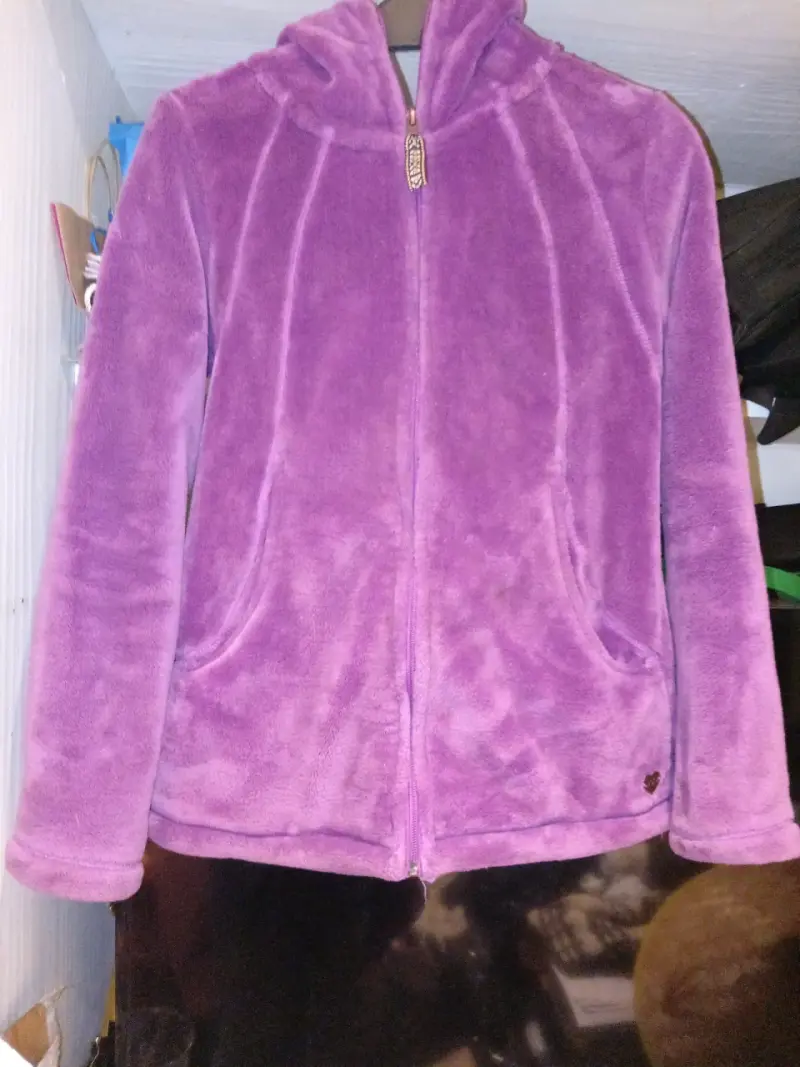 Chaqueta morada con capucha