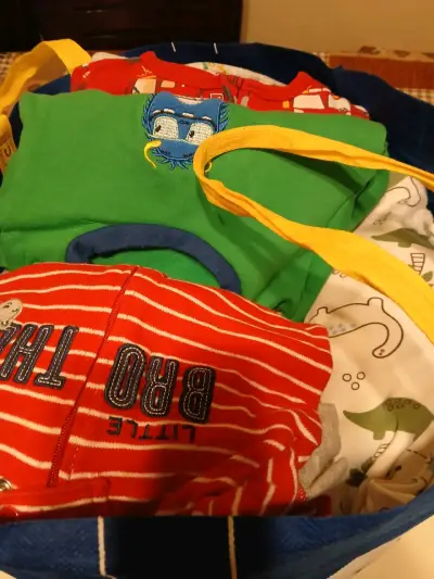 Ropa infantil variada en bolsa - miniatura 2