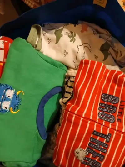 Ropa infantil variada en bolsa - miniatura 3