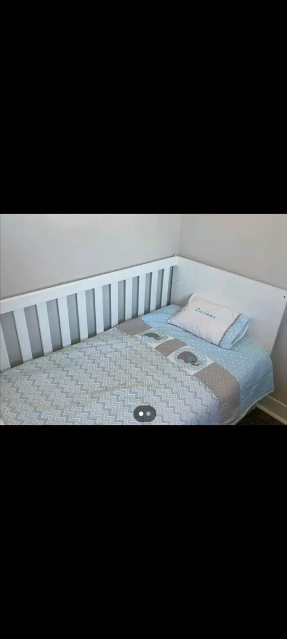 Cuna infantil blanca con colchón